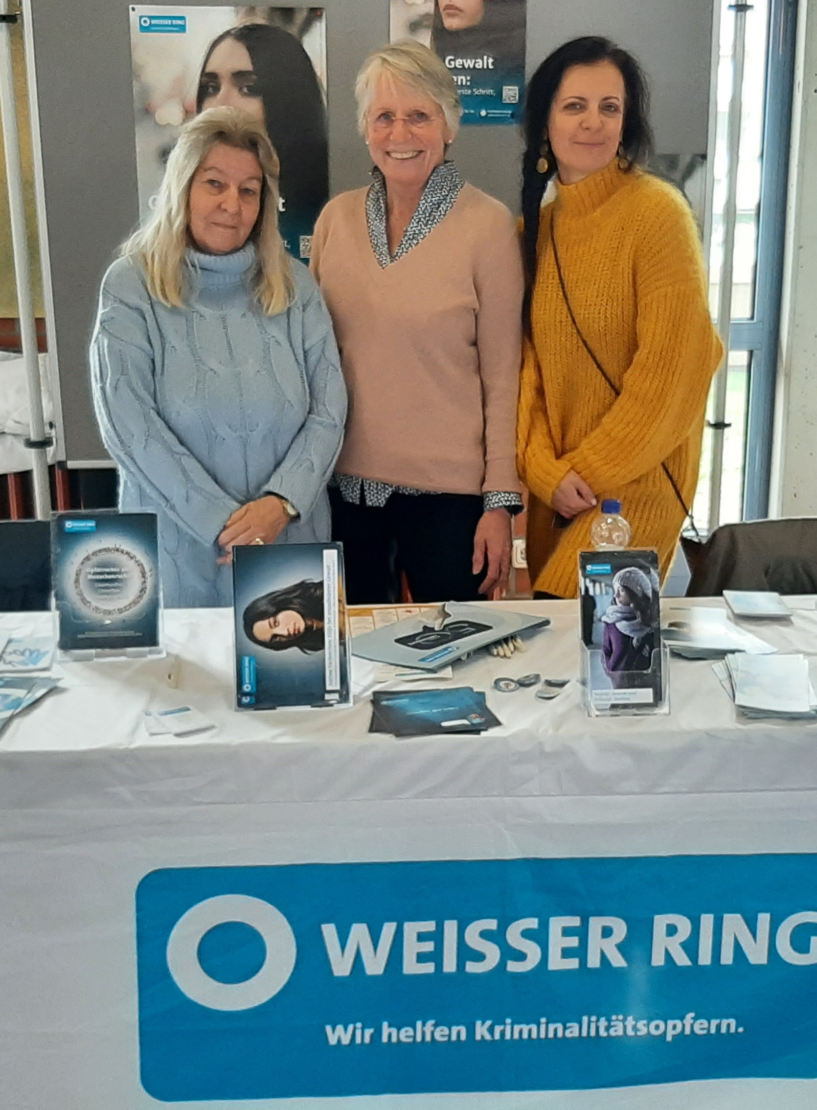 v.l. Karin Maria Riebe, Lydia Heinken, und die Organisatorin der Veranstaltung und Sozialarbeiterin im BBZ