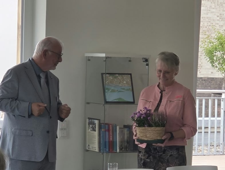 Harald Rothe gratuliert Lydia Heinken