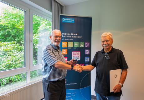 der stellvertretende Landesvorsitzende Harald Rothe gratuliert Rainer Kaefert zu seinem 30jährigen Jubiläum