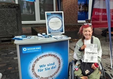 Eine Besucherin des Info-Standes gewinnt einen Kinogutschein